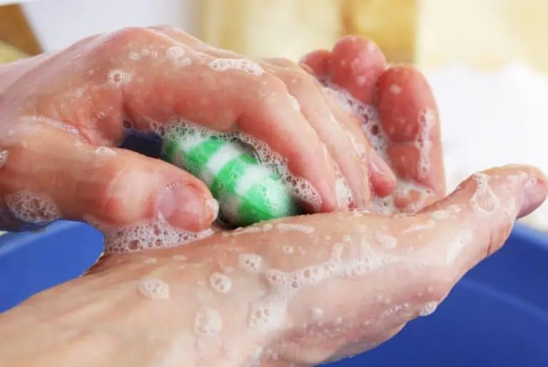 God håndhygiejne er vigtig for at minimere risikoen for at blive syg. Det betyder ikke så meget om du bruger sæbe eller håndsprit.