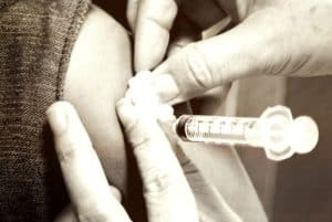 Sundhedsstyrelsen oplyser, at som en del af børnevaccinationsprogrammet vil 12-årige piger fremover blive tilbudt en HPV-vaccine, der dækker flere HPV-typer. 