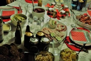 Man kan blive syg af julemad - derfor er det vigtigt, at du husker god køkkenhygiejne, så du undgår bakterier i julemaden.