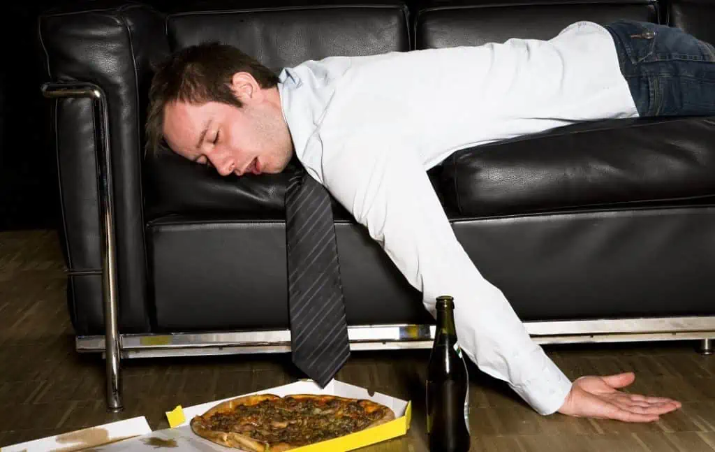 De fleste har nok prøvet at have tømmermænd, og det er aldrig rart. Selvfølgelig ved du at tømmermændene kommer af for meget alkohol, men der er faktisk nogle konkrete forklaringen på den trælse tilstand dagen derpå.
