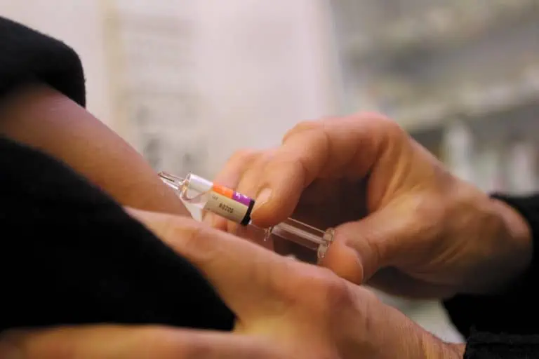 HPV-vaccine til drenge er et tilbud, som drenge og unge mænd mellem 15 og 20 år kan få i 2018. Tilbudet er rettet mod homoseksuelle unge, oplyser Sundhedsstyrelsen.