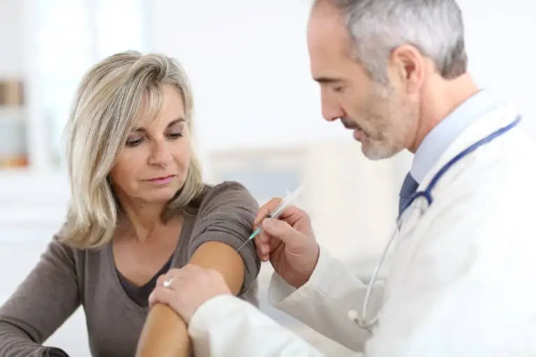 En influenzavaccine beskytter de fleste mennesker mod influenza. Tilhører du særlige risikogrupper, er det en god ide at blive vaccineret mod influenza. Der er kun få bivirkninger ved influenzavaccine og der er mange steder - herunder din egen læge - der tilbyder influenzavaccine - nogle får den endda gratis.