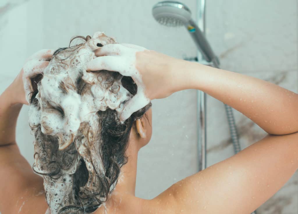 Hårvask er ikke kun noget man skal have gjort, når man sidder ved frisøren. Man skal vaske sit hår regelmæssigt - men ikke altid med shampoo.