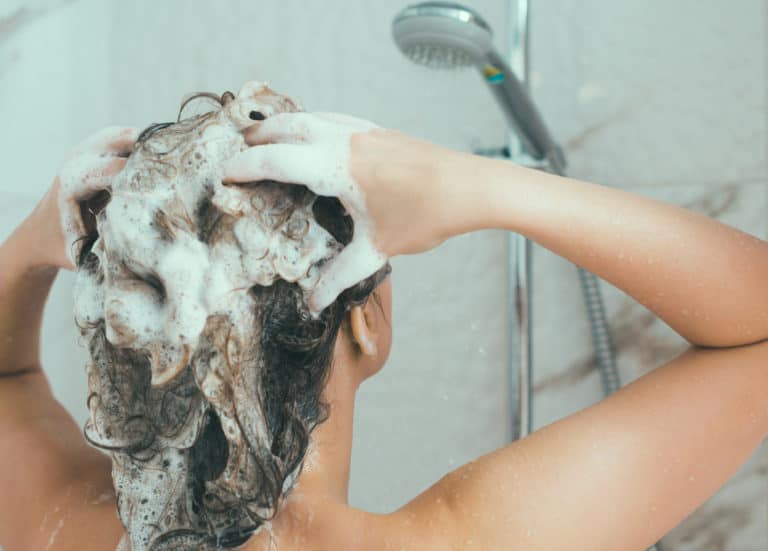 Hårvask er ikke kun noget man skal have gjort, når man sidder ved frisøren. Man skal vaske sit hår regelmæssigt - men ikke altid med shampoo.