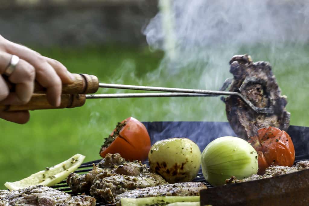 At grille kød er ikke svært, men der er grund til at passe på med varmen, så du undgår brændt grillmad. Det kan nemlig være sundhedsskadeligt, og derfor skal du holde igen med varmen i grillen.