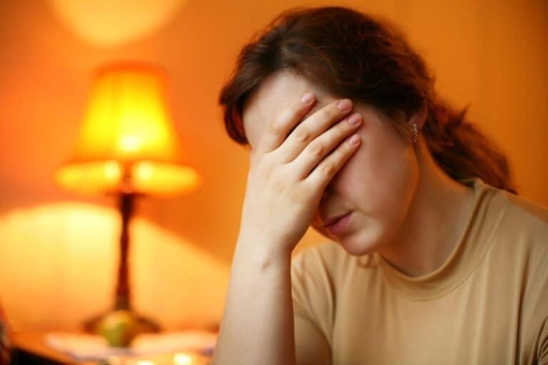 Depression kan skyldes mange ting. Men heldigvis kan man ofte behandle lidelsen.