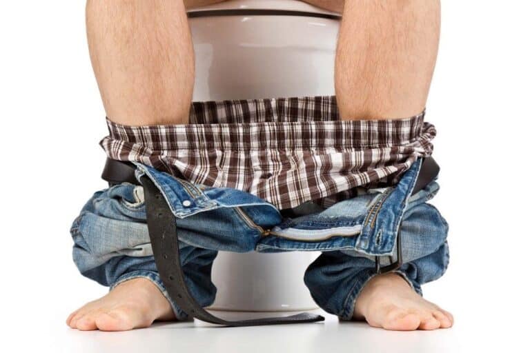 Hæmorider - mand sidder på toilet
