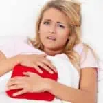 Menstruationssmerter kan være meget forskellige fra kvinde til kvinde. HEr giver læge Carsten Vagn Hansen nogle bud på, hvordan du dæmper smerterne.